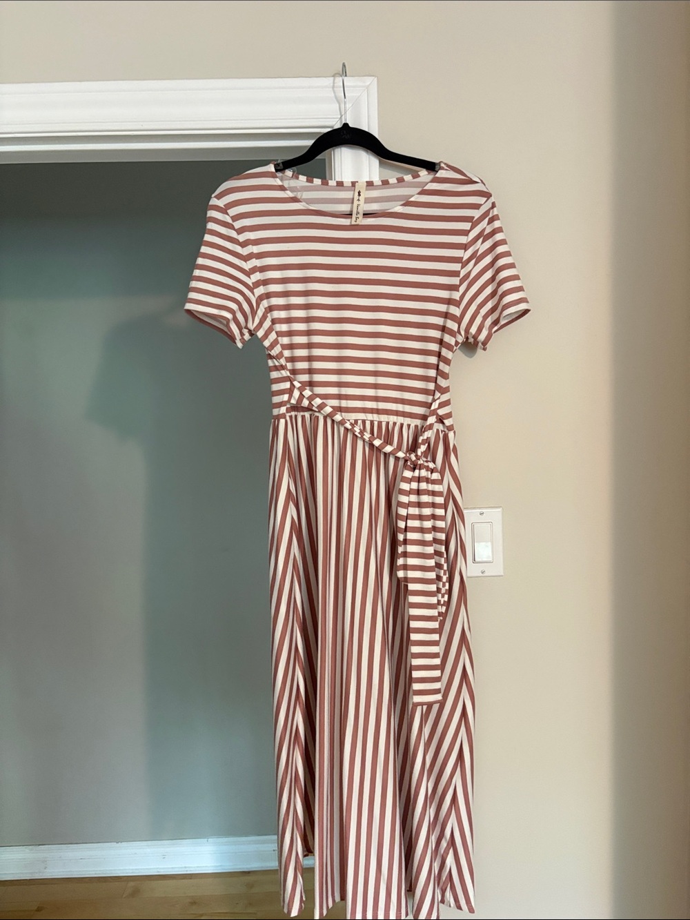 Striped Short-Sleeve Midi Dress with Waist Tie (Vanilla Bay)